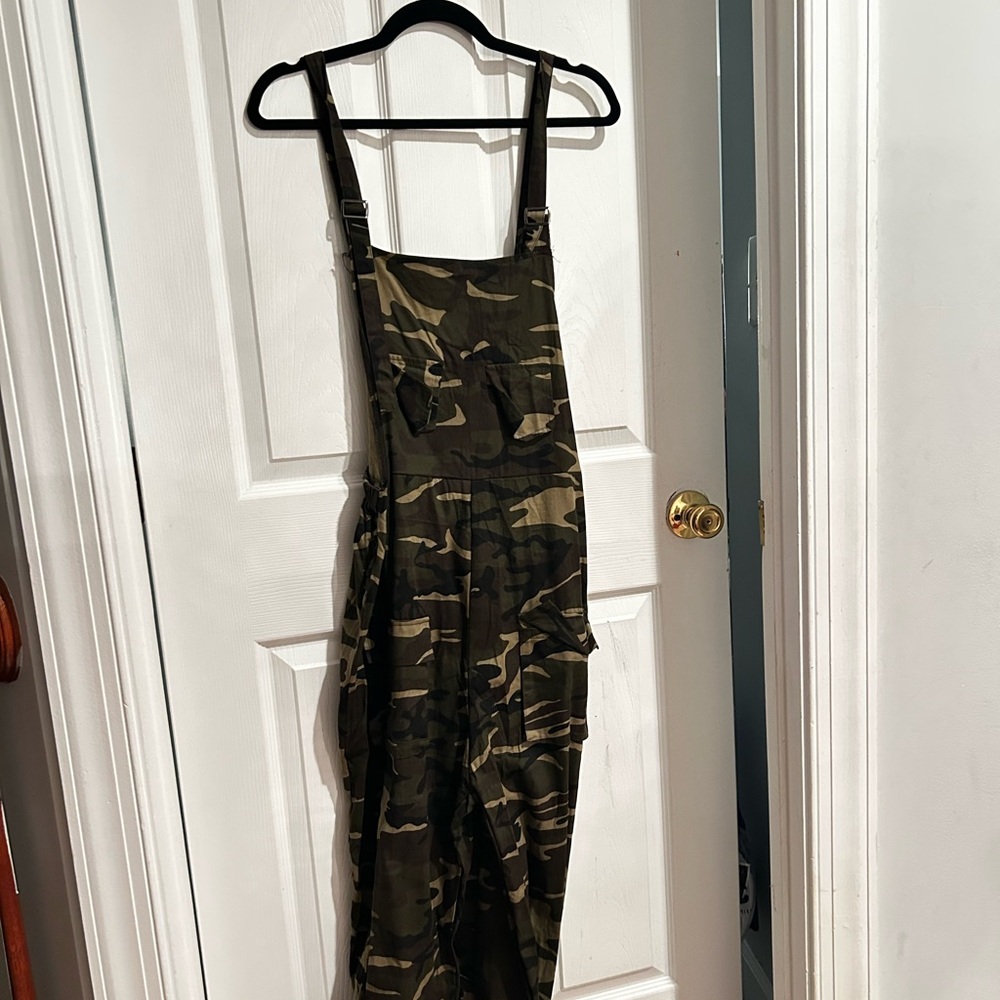 This product is a camouflage overalls in a XL in women’s